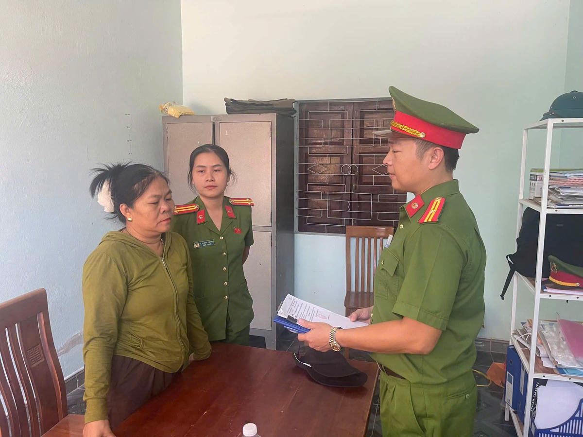 Lực lượng Công an TP Đà Nẵng đọc quyết định bắt Phạm Thị Phượng. Ảnh: CA Đà Nẵng.
