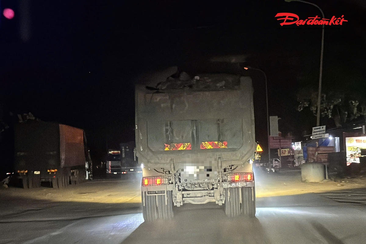 Trong quá trình di chuyển, đặc biệt khi tăng tốc hoặc phanh gấp, đất đá từ thùng xe rơi vãi xuống mặt đường. Cùng với đó, bụi đất phát tán dày đặc sau mỗi đoàn xe khiến tầm nhìn của người tham gia giao thông bị hạn chế.