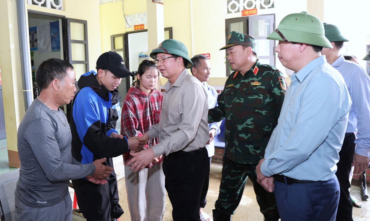 Phó Thủ tướng Hồ Quốc Dũng thăm hỏi các gia đình bị thiệt hại. Ảnh: Cổng TTĐT tỉnh Lai Châu.