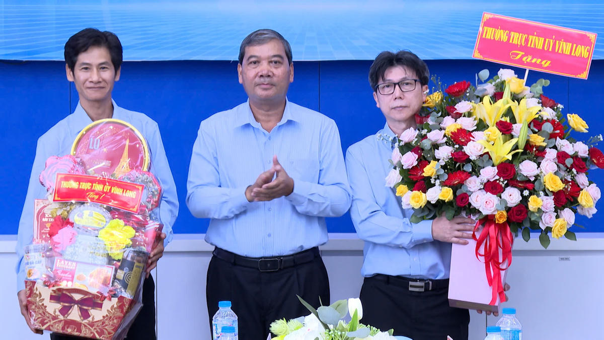 Phó Bí thư Tỉnh ủy Kim Ngọc Thái tặng hoa chúc mừng cho đại diện doanh nghiệp. (Ảnh: Minh Nhựt).