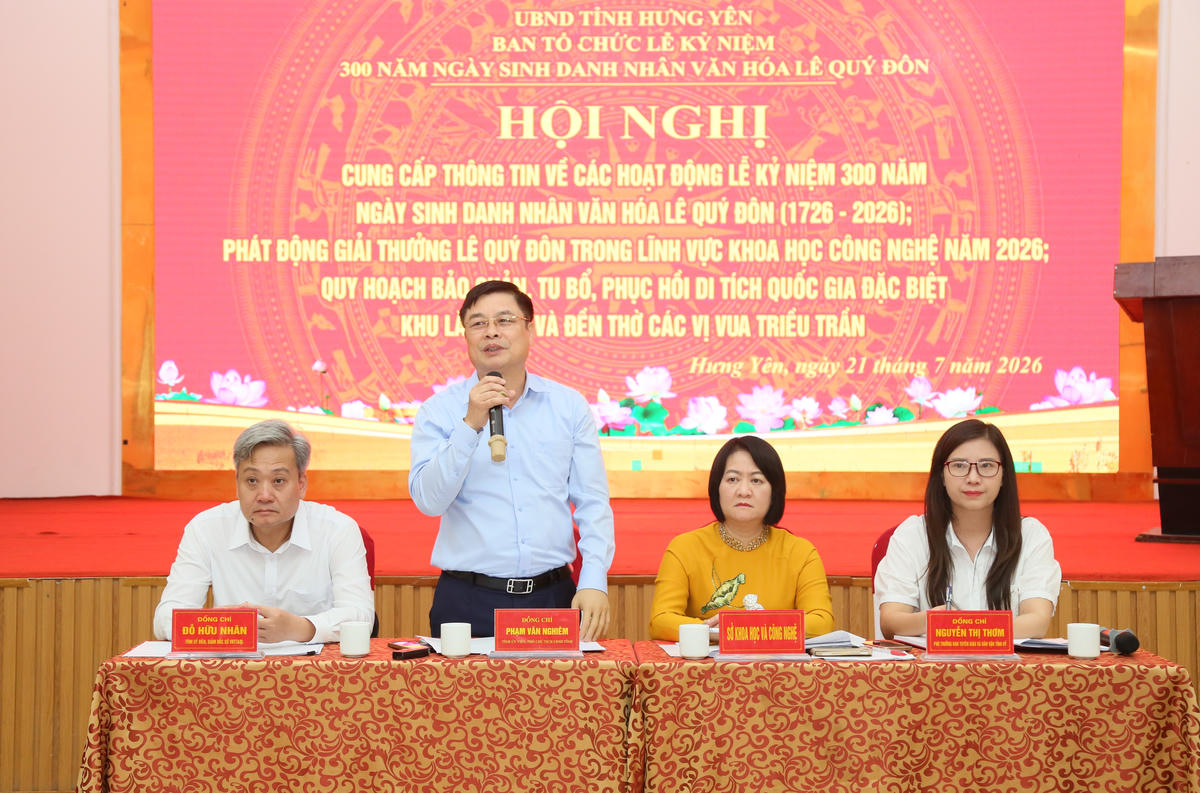 Phó Chủ tịch UBND tỉnh Hưng Yên Phạm Văn Nghiêm thông tin tại hội nghị. Ảnh: Duy Hưng.