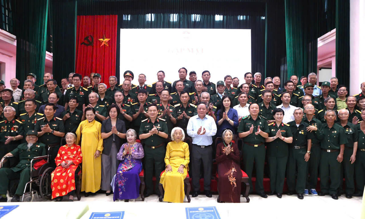 Lãnh đạo thành phố Hà Nội chụp ảnh lưu niệm cùng Cựu chiến binh, thương binh tiêu biểu. Ảnh: PV