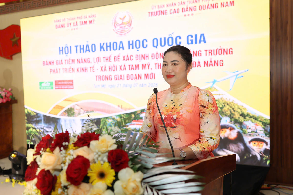 PGS.TS Vũ Thị Phương Anh, Hiệu trưởng Trường Cao đẳng Quảng Nam trình bày báo cáo đề dẫn hội thảo. Ảnh: Chí Đại.