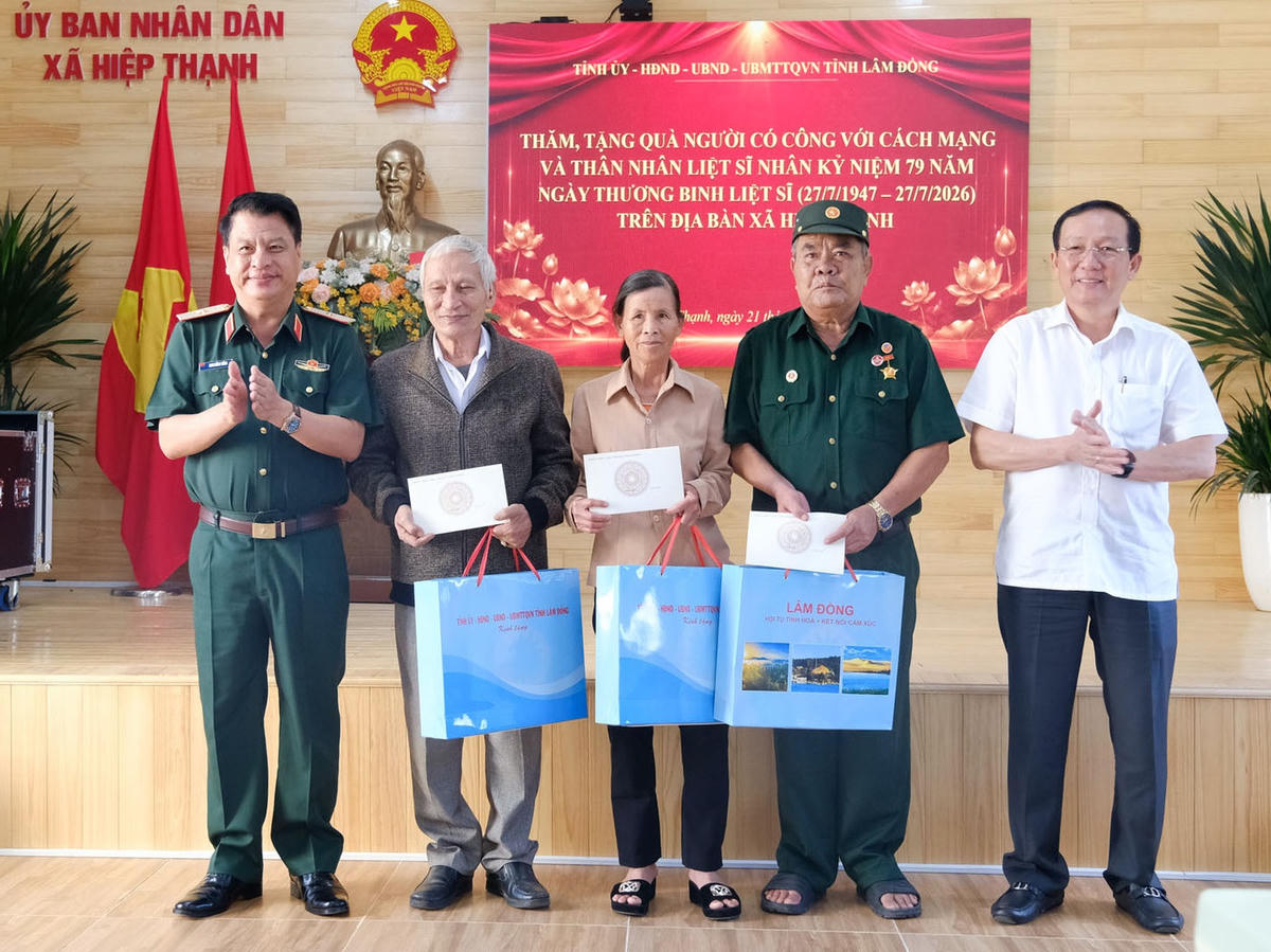 Thiếu tướng Đinh Hồng Tiếng, Ủy viên Ban Thường vụ Tỉnh ủy, Chỉ huy trưởng Bộ CHQS tỉnh Lâm Đồng và lãnh đạo xã Hiệp Thạnh tặng quà cho các gia đình chính sách, người có công với cách mạng.