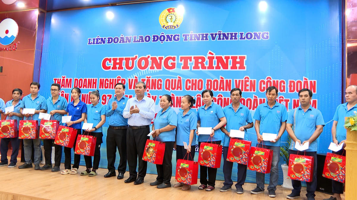Đoàn công tác tặng 50 suất quà cho đoàn viên, công nhân lao động có hoàn cảnh khó khăn. (Ảnh: Minh Nhựt).