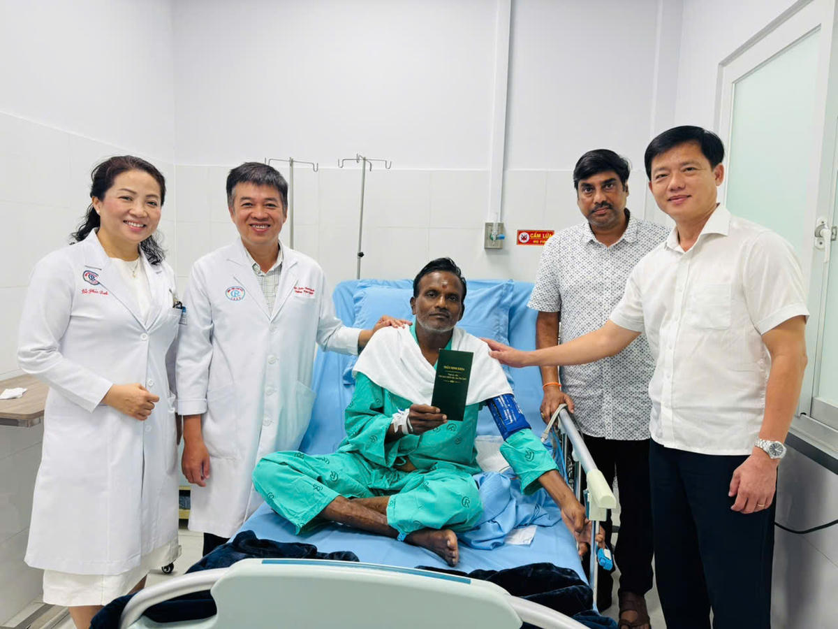 Ông Trần Minh Khoa - Chủ tịch UBND đặc khu Phú Quốc thăm, tặng quà cho nạn nhân. Ảnh: CTV