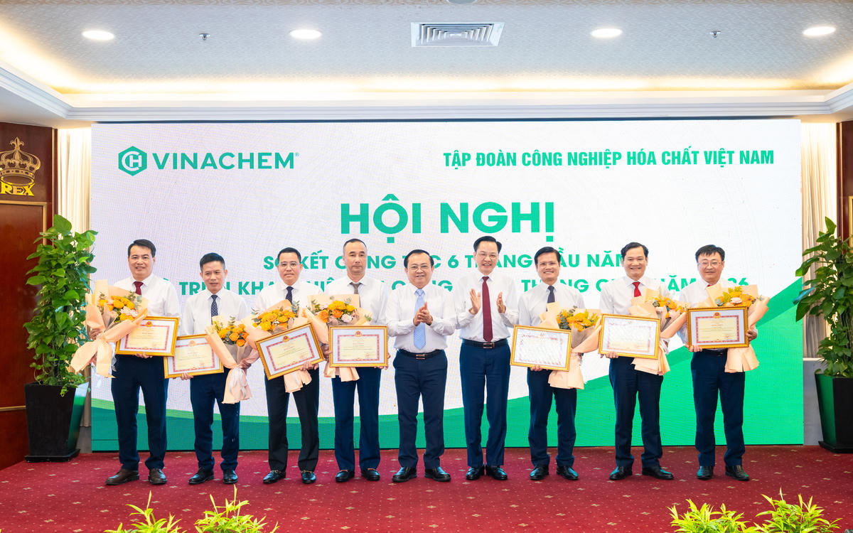Thứ trưởng Lê Tấn Cận trao bằng khen của Bộ tài chính cho các cá nhân năm 2025