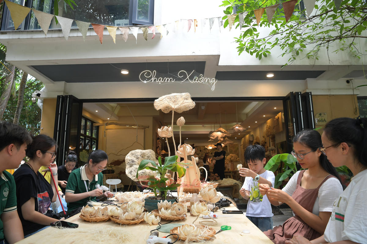Thông qua những trải nghiệm sáng tạo, Chạm Xưởng góp phần khơi dậy tinh thần khởi nghiệp trong lĩnh vực công nghiệp văn hóa, đưa văn hóa truyền thống đến gần hơn với thế hệ trẻ.