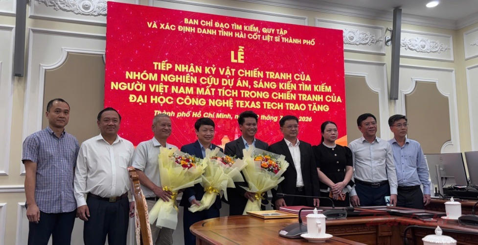 Một số thông tin về nơi chôn cất liệt sĩ tại Bệnh viện K76A được nhóm nghiên cứu từ TEXAS (Hoa Kỳ) cung cấp cho Ban chỉ đạo 515 TPHCM ngày 9/7. Ảnh: M.Hậu.