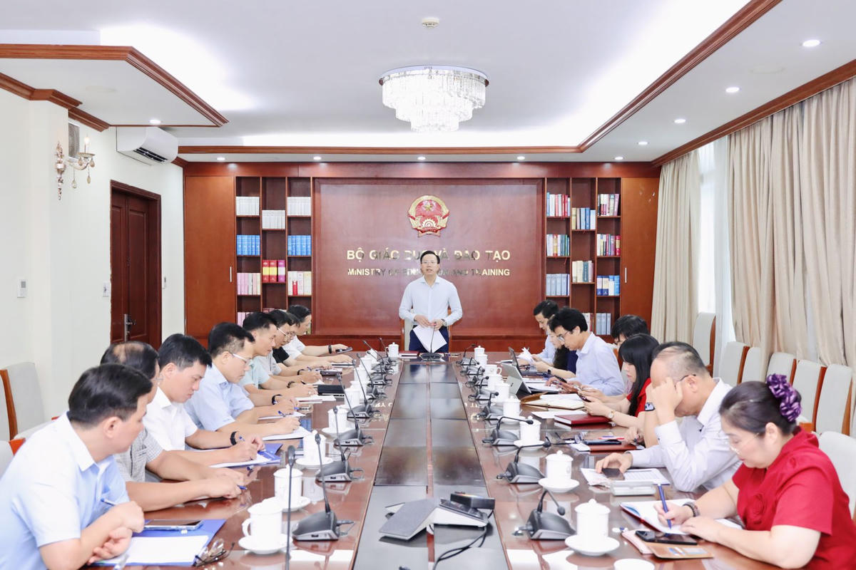 Thứ trưởng Bộ GDĐT Đoàn Trung Kiên chủ trì buổi làm việc với Nhà xuất bản Giáo dục Việt Nam về tình hình cung ứng sách giáo khoa trước thềm năm học mới 2026-2027 và những năm tới.