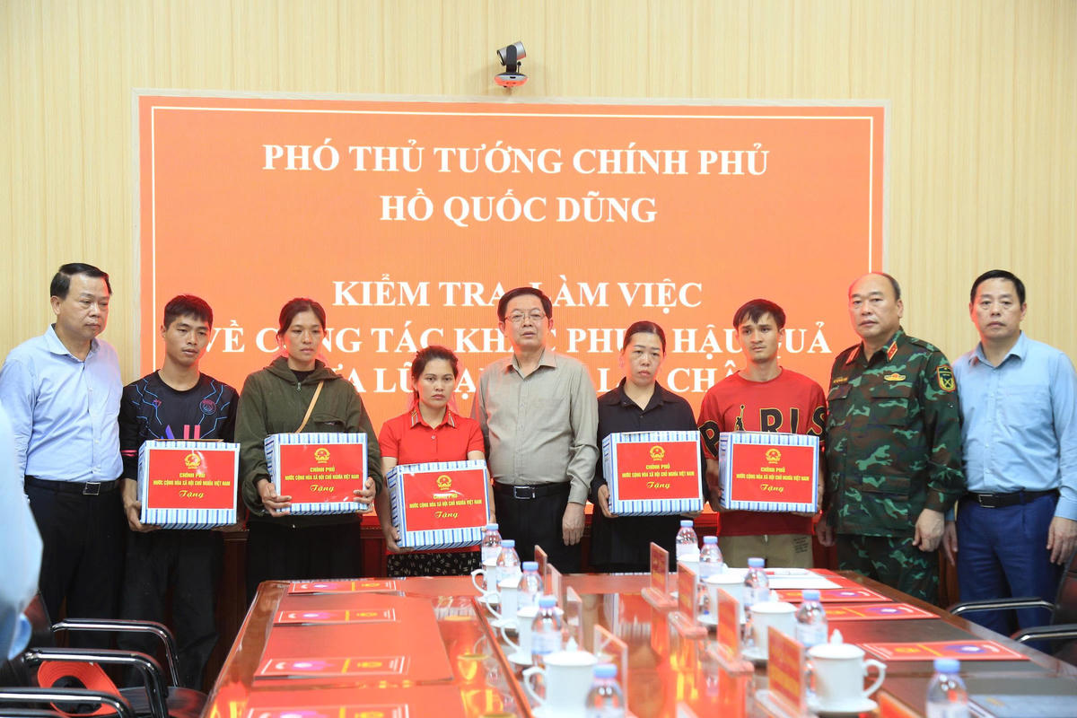 Tại buổi làm việc, các đồng chí lãnh đạo tặng quà hỗ trợ cho các gia đình bị thiệt hại. Ảnh: Thanh Tiến.