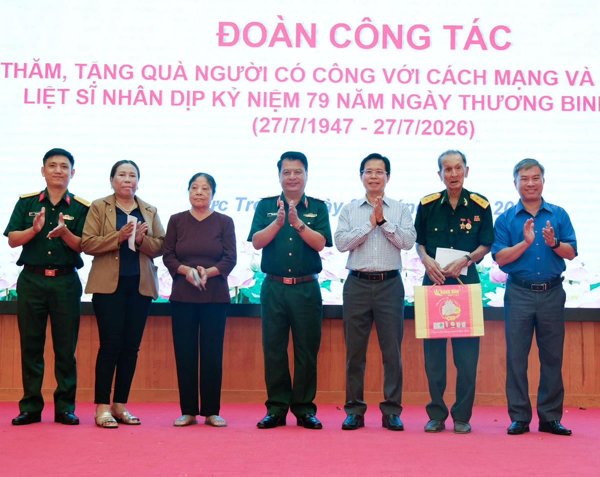 Thiếu tướng Đinh Hồng Tiếng, Ủy viên Ban Thường vụ Tỉnh ủy, Chỉ huy trưởng Bộ CHQS tỉnh  Lâm Đồng và lãnh đạo xã Đức Trọng tặng quà cho các gia đình chính sách, người có công với cách mạng.