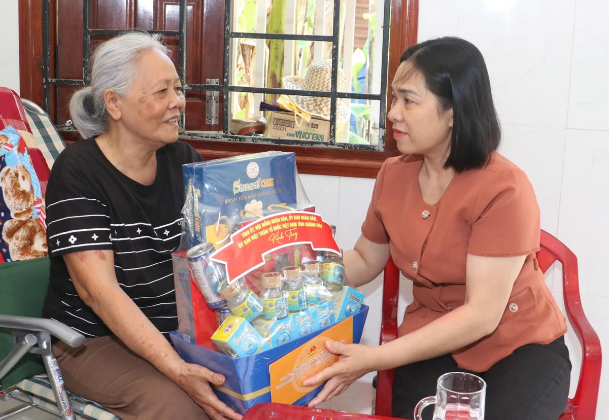Bà Trần Thu Mai, Phó Chủ tịch Thường trực Ủy ban MTTQ Việt Nam tỉnh Khánh Hòa, trao quà cho bà Nguyễn Thị Mạy, xã Diên Khánh.