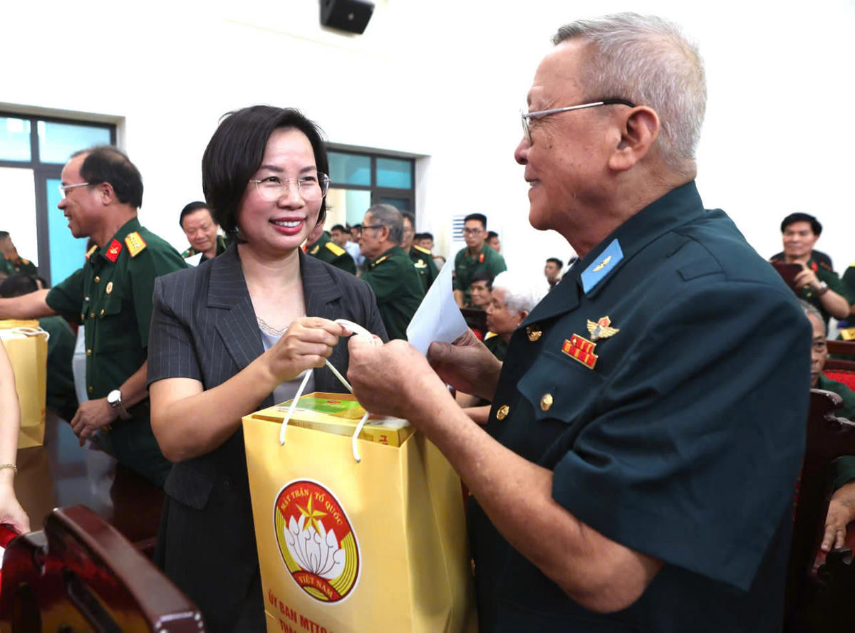 Bà Bùi Huyền Mai, Ủy viên Ban Thường vụ Thành ủy, Chủ tịch Ủy ban MTTQ Việt Nam thành phố Hà Nội tặng quà cho các Cựu chiến binh tiêu biểu. Ảnh: PV
