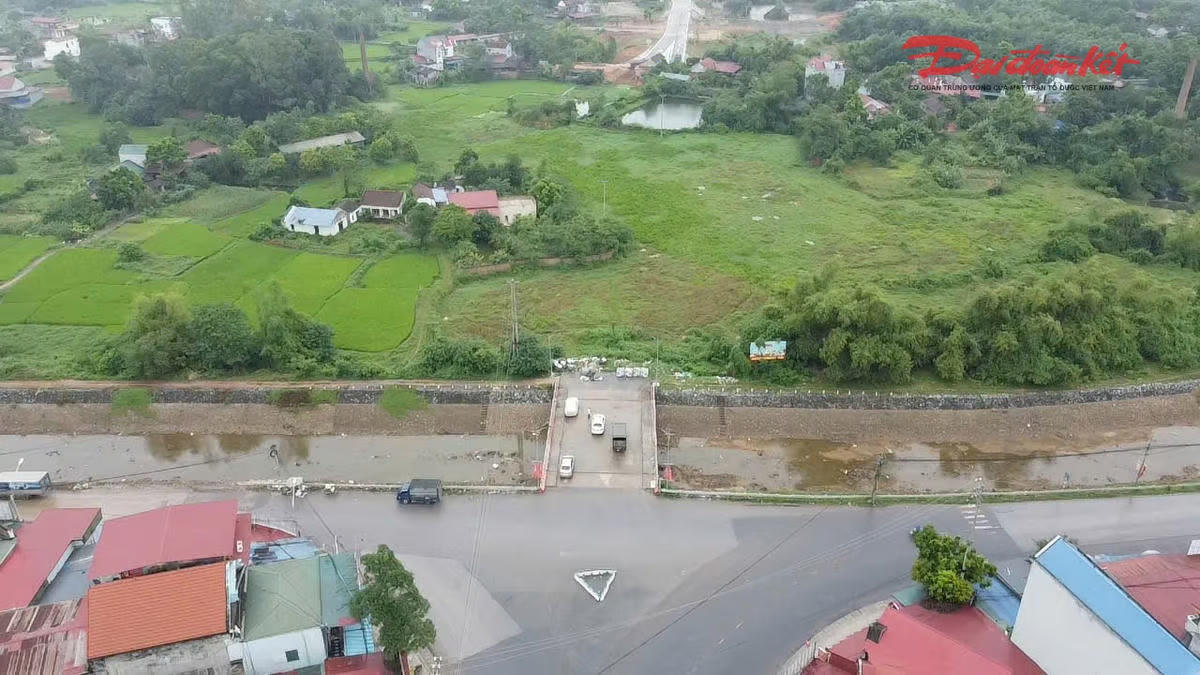 Sau 5 năm, một đầu cầu Kiều Chính vẫn là...cánh đồng. Ảnh: Toán Nguyễn (Chụp tháng 8/2026).