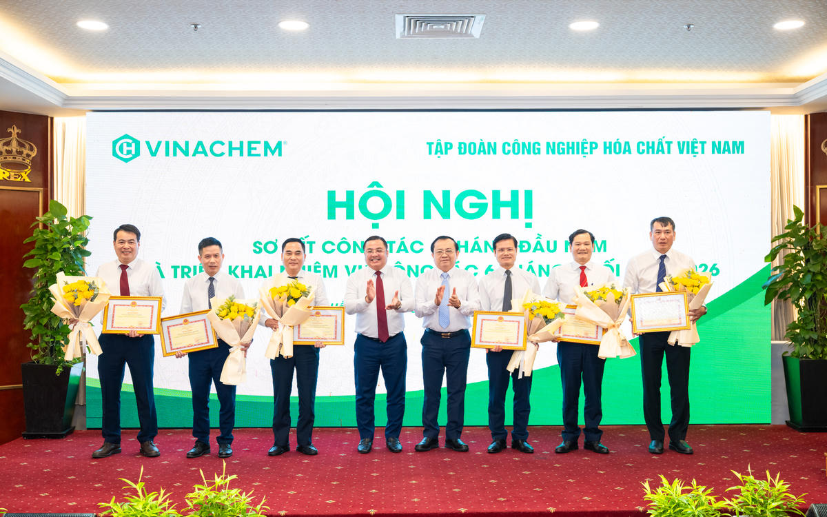 Thứ trưởng Lê Tấn Cận trao bằng khen của Bộ tài chính cho các tập thể 2025