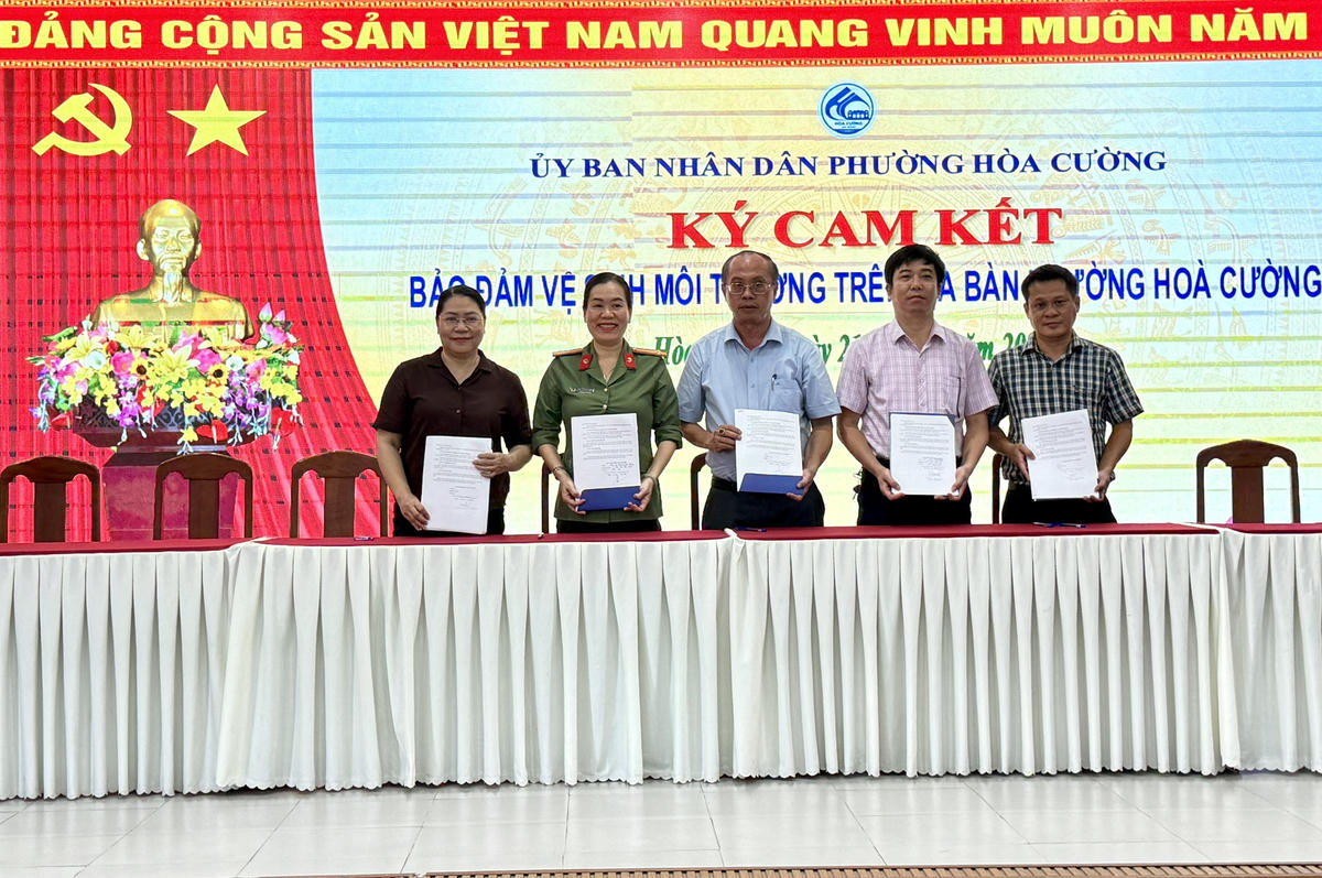 Phòng Kinh tế, Hạ tầng và Đô thị; Phòng Văn hóa Xã hội; Công an phường; Trung tâm Cung ứng dịch vụ sự nghiệp công; Văn phòng HĐND - UBND phường Hòa Cường ký cam kết. Ảnh: Nguyễn Tú.