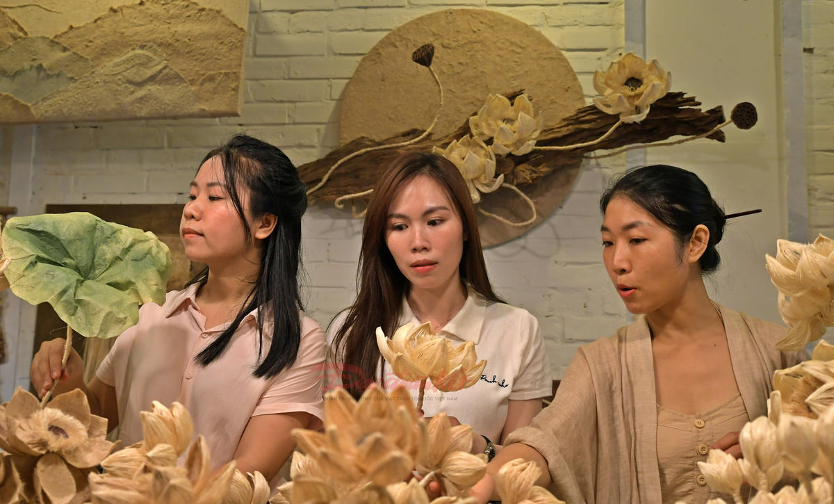 Thu Trang giới thiệu về những sản phẩm sen được tạo ra bằng những sợi chuối khô.