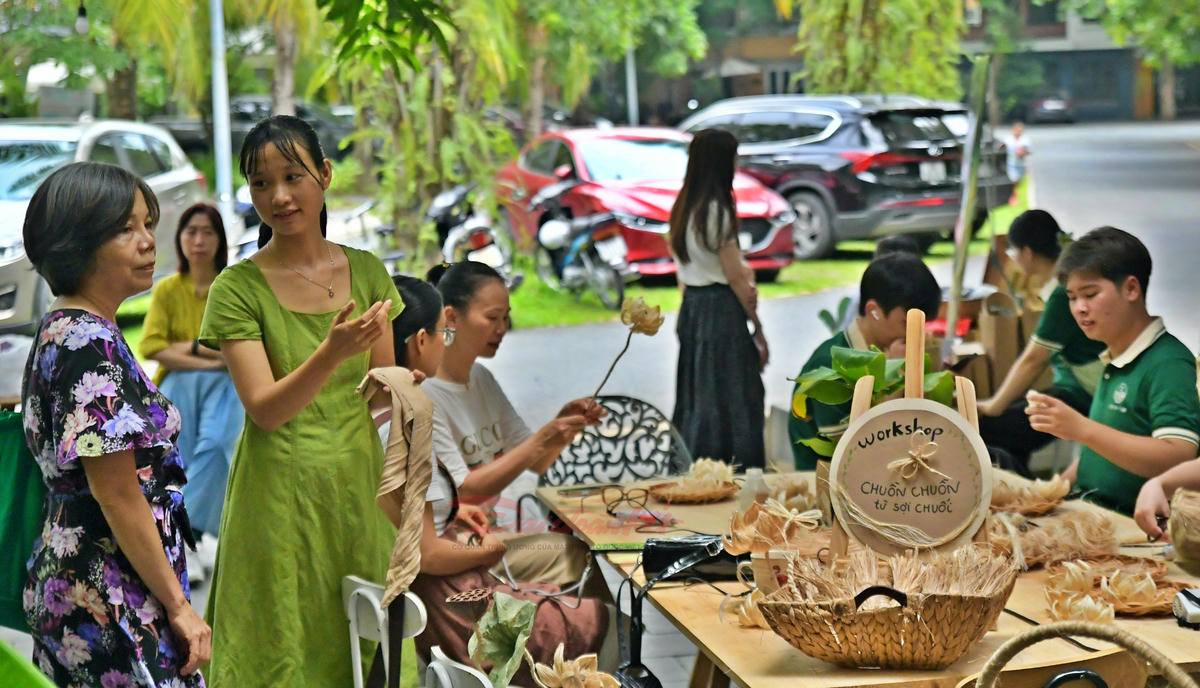 Cả những du khách lớn tuổi cũng tìm đến để tham quan, tìm hiểu về những sáng tạo mà các bạn trẻ của Chạm Xưởng tạo ra.