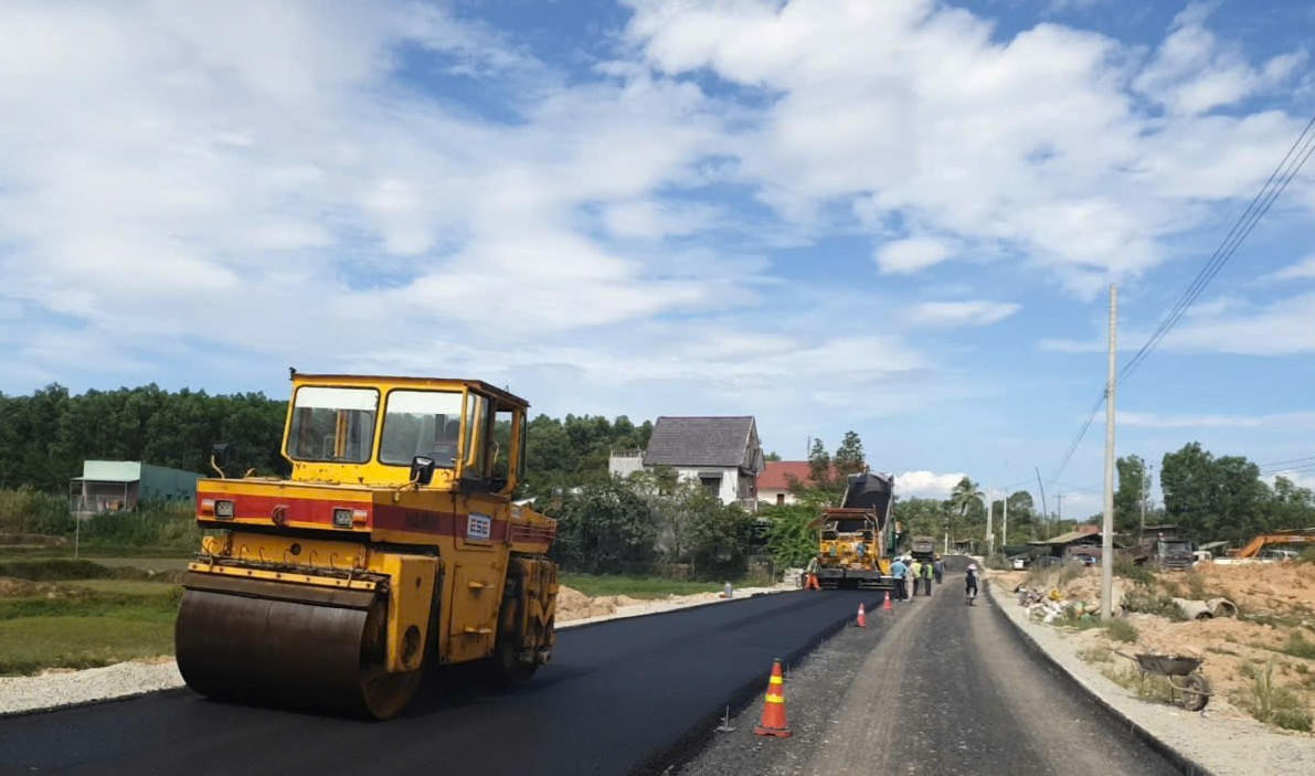 Các đơn vị thi công đang tích cực thảm nhựa trên tuyến đường. Ảnh: Nguyễn Tín.