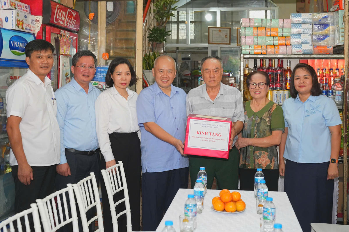Chủ tịch UBND TP Hải Phòng Đỗ Thành Trung thăm, tặng quà ông Phạm Văn Sen. Ảnh: Đàm Thanh.