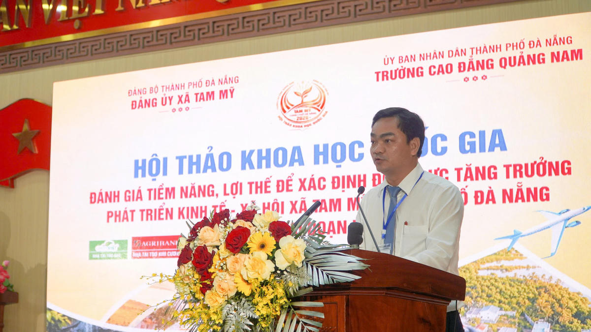Ông Bùi Văn Hoàng, Bí thư Đảng ủy Xã Tam Mỹ phát biểu khai mạc hội thảo. Ảnh: Nguyễn Tín.