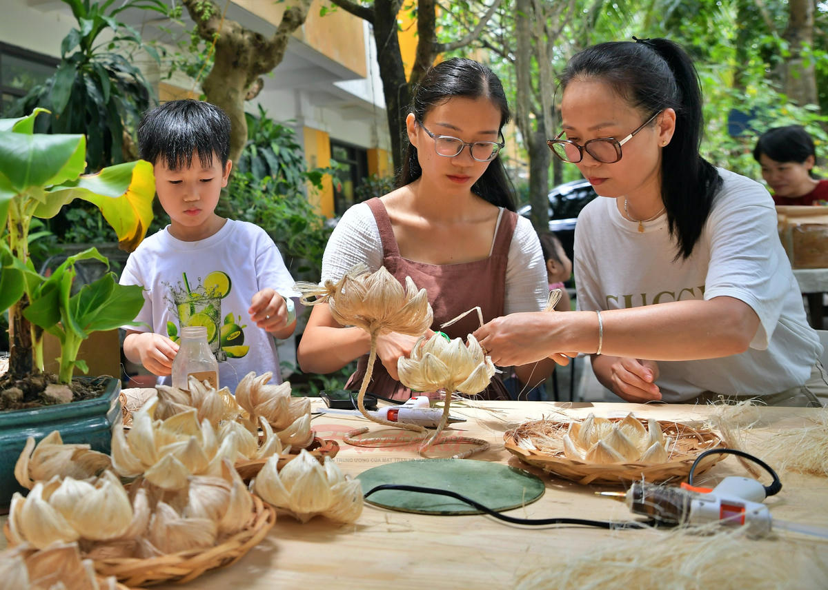 Đến với Chạm Xưởng, du khách được trực tiếp trải nghiệm, học cách chế tác các sản phẩm thủ công từ sợi chuối khô.