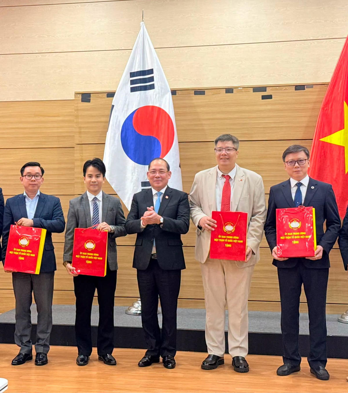 Phó Chủ tịch UBTƯ MTTQ Việt Nam Hoàng Công Thủy trao quà cho đại diện Hiệp hội Doanh nhân và Đầu tư Việt Nam – Hàn Quốc (VKBIA), Hội Chuyên gia – Tri thức Việt Nam – Hàn Quốc (VKEIA).