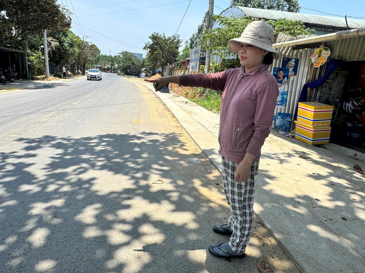 Bà Nguyễn Thị Hương Trà, vui mừng khi đoạn đường qua trước nhà đã hoàn thành. Ảnh: Nguyễn Tín.