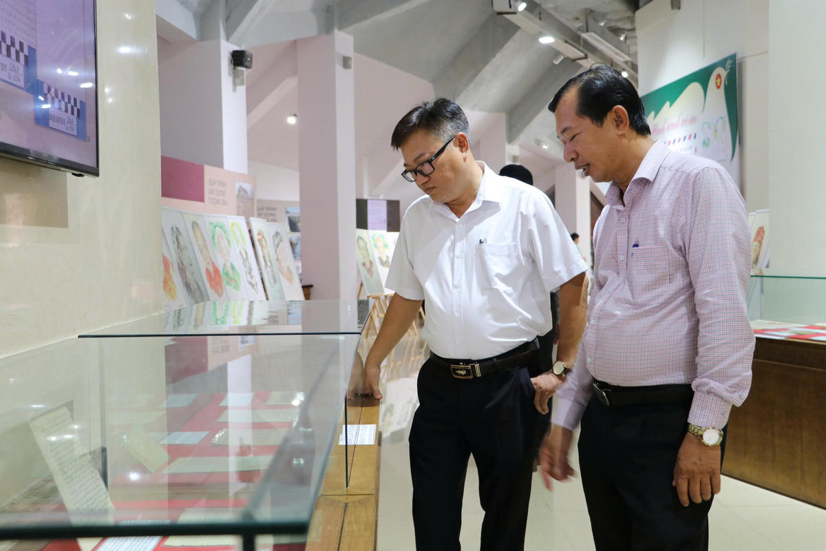 Đại biểu tham quan khu trưng bày “Những kỷ vật đi cùng năm tháng và hành trình tri ân”,. Ảnh: Nguyễn Tín.