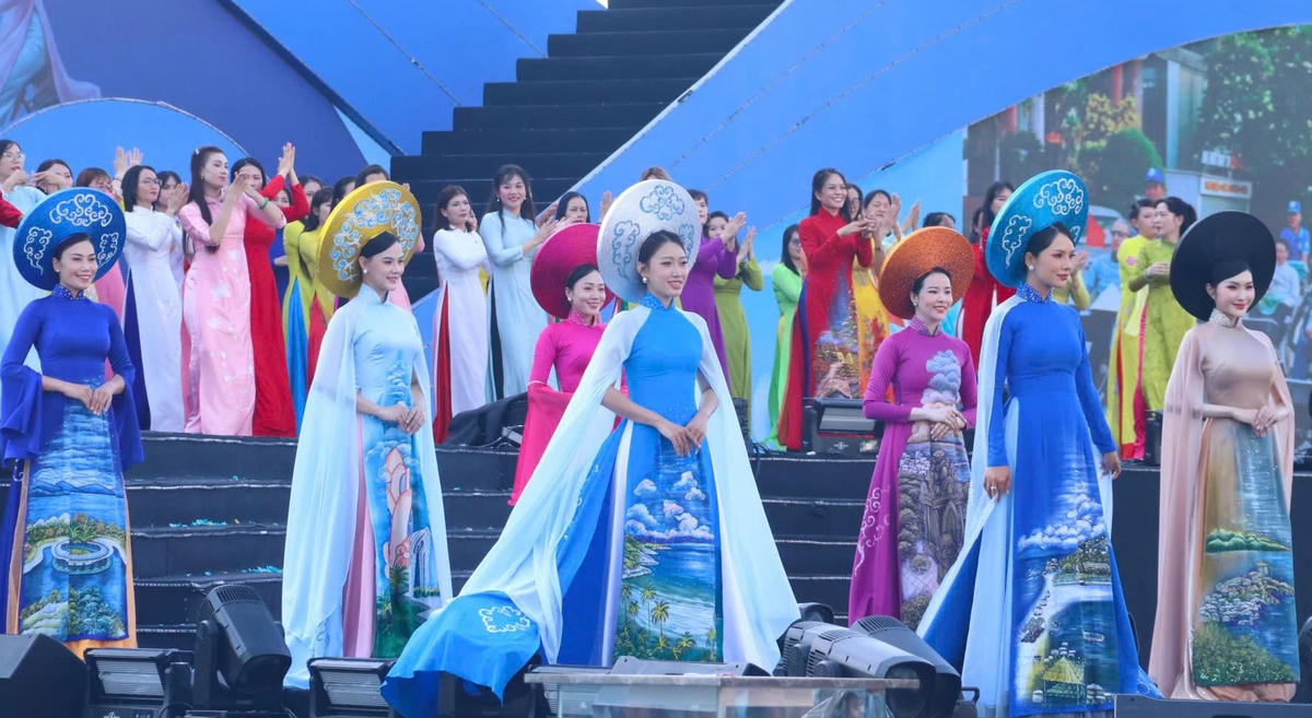 Hội Phụ Nữ tỉnh Khánh Hòa trang phục áo dài, tham gia tại Festival Biển Khánh Hòa năm 2026.