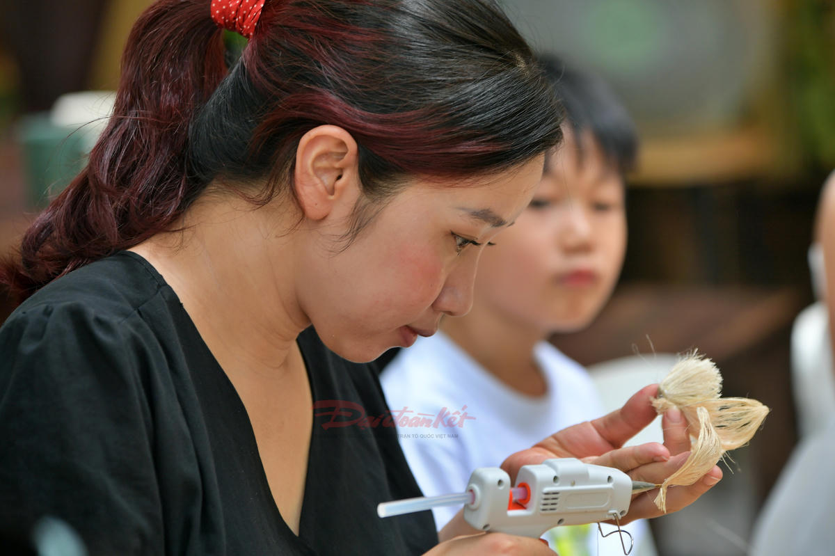 Du khách chăm chú, để tạo ra những cánh sen.