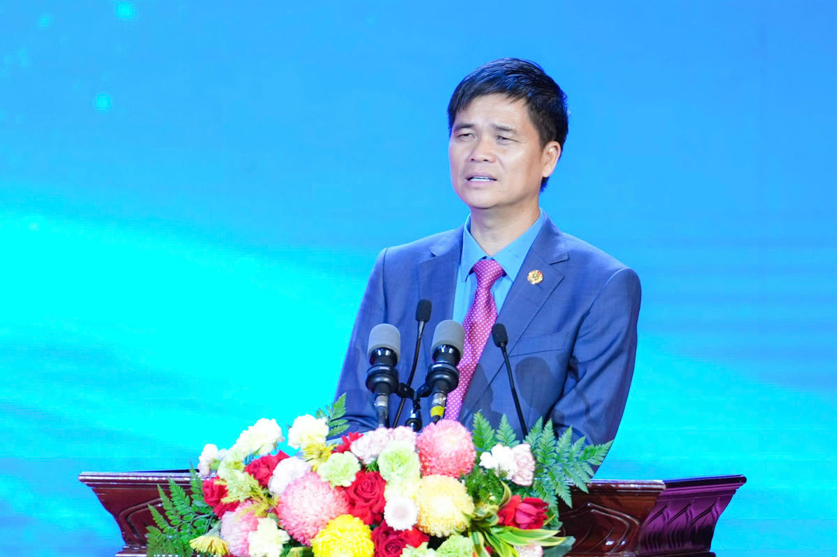 Ông Ngọ Duy Hiểu, Phó Chủ tịch Thường trực Tổng Liên đoàn Việt Nam phát biểu tại lễ tuyên dương. Ảnh: PV