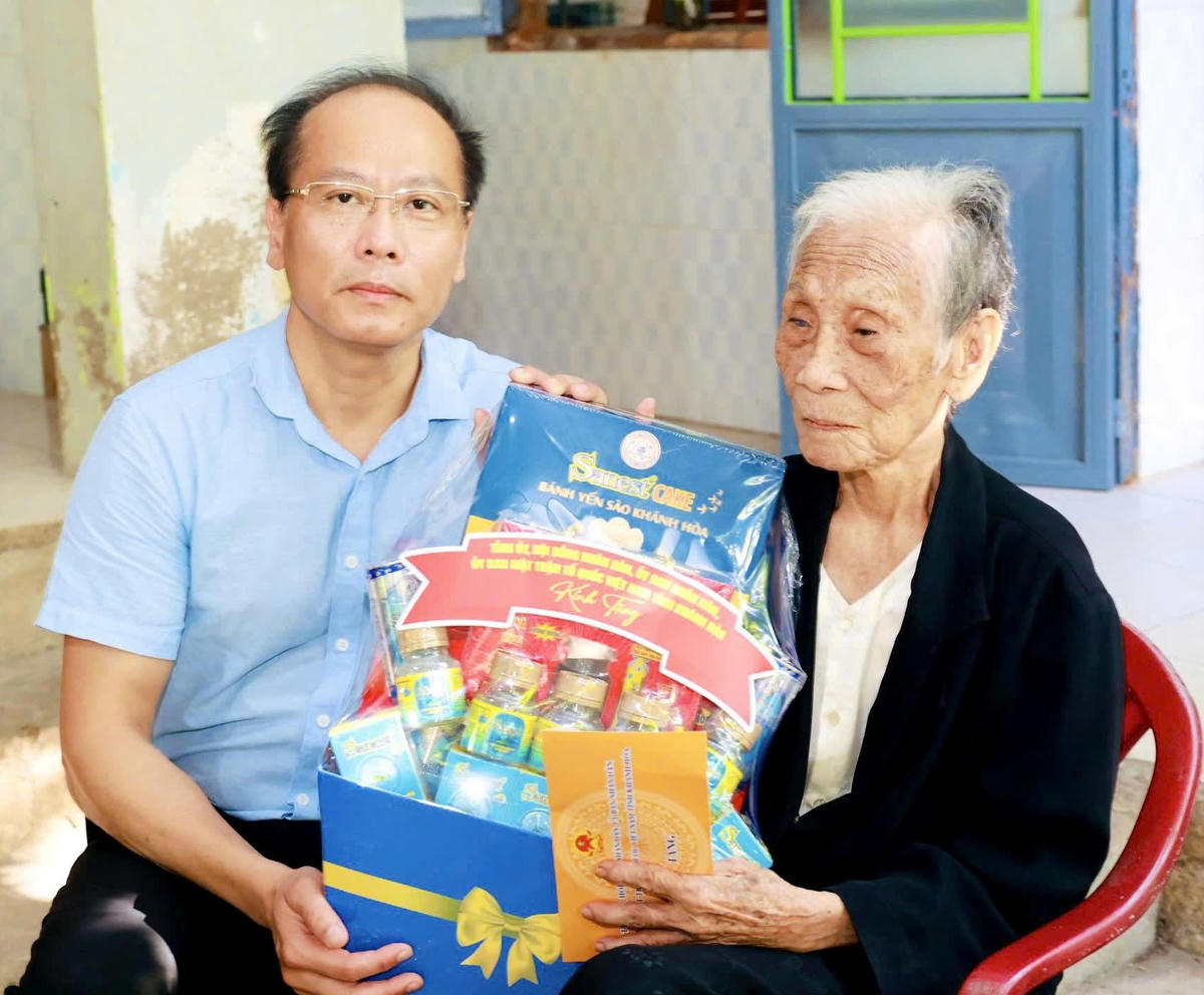 Ông Nguyễn Khắc Hà, Phó Bí thư Tỉnh ủy, Chủ tịch Ủy ban MTTQ Việt Nam tỉnh Khánh Hòa, tặng quà gia đình bà Nguyễn Thị Vàng, phường Tây Nha Trang.
