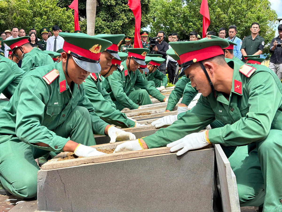 Bộ đội đang thực hiện nghi thức an táng hài cốt liệt sĩ. Ảnh: ĐS.