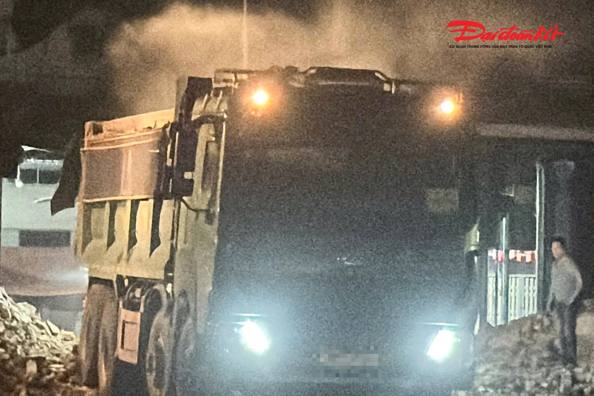 Không chỉ tiềm ẩn nguy cơ mất an toàn giao thông, việc vận chuyển vật liệu không bảo đảm che chắn còn khiến bụi đất phát tán liên tục, ảnh hưởng đến môi trường và đời sống của người dân sinh sống dọc hai bên Quốc lộ 6.
