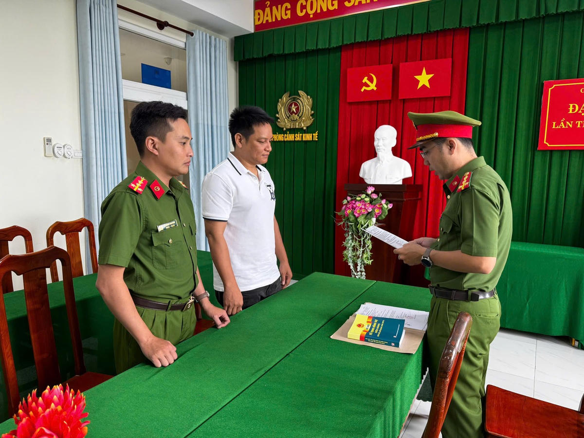 Công an tỉnh Vĩnh Long tống đạt quyết định khởi tố bị can đối với Thái Lê Minh Tuấn.