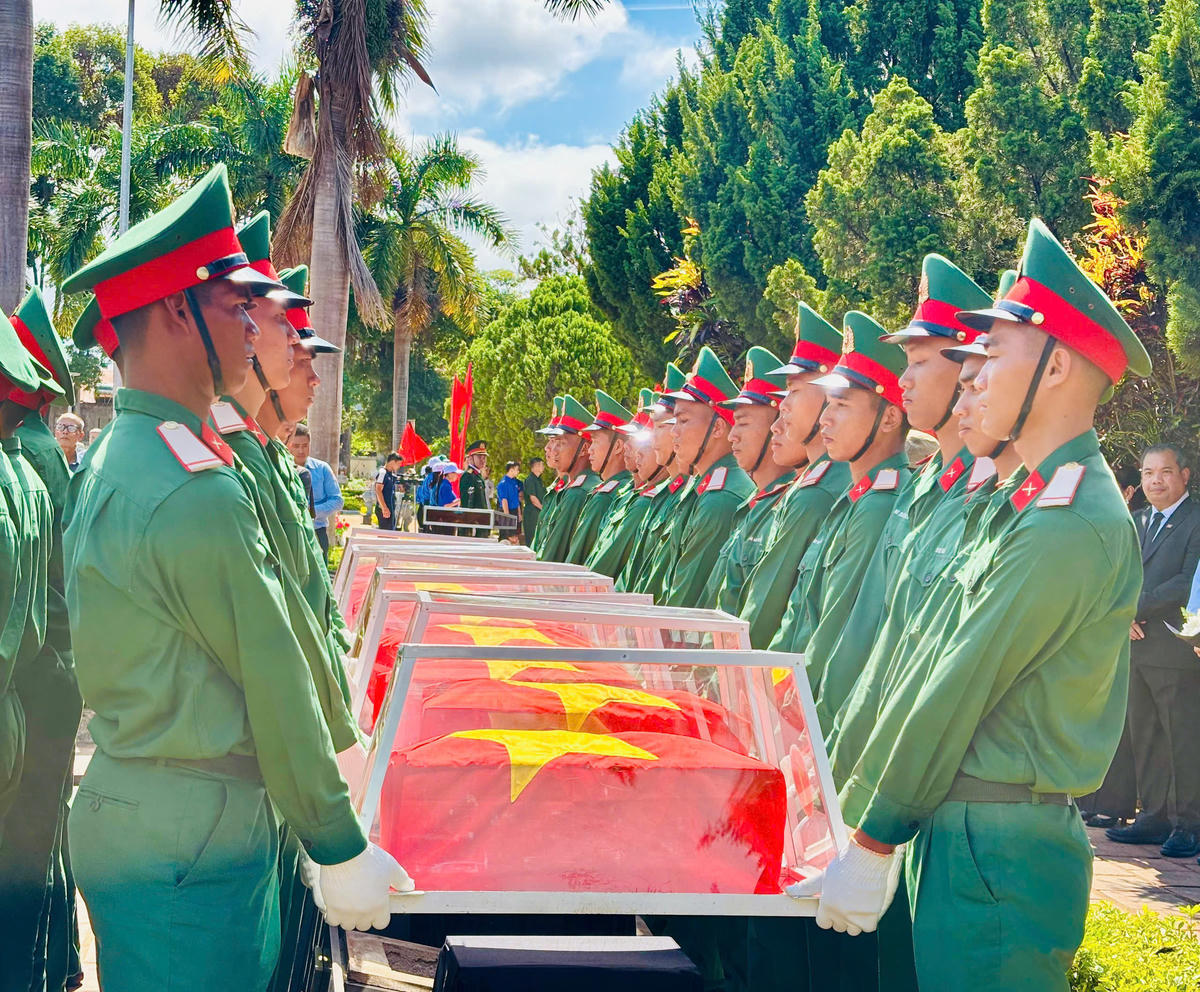 Lực lượng chức năng tỉnh Gia Lai đưa hài cốt liệt sĩ an táng tại nghĩa trang liệt sĩ. Ảnh: ĐS.
