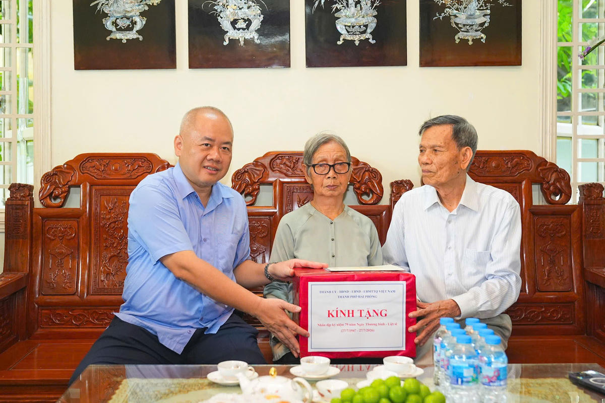 Chủ tịch UBND TP Hải Phòng Đỗ Thành Trung thăm, tặng quà bà Hoàng Thị Mươi. Ảnh: Đàm Thanh.
