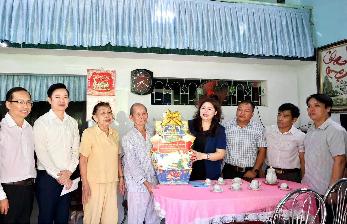 Pó Chủ tịch Thường trực Ủy ban MTTQ Việt Nam TP Đà Nẵng Nguyễn Thị Thu Lan (bên trái) tặng quà cho gia đình chính sách. Ảnh: NT.