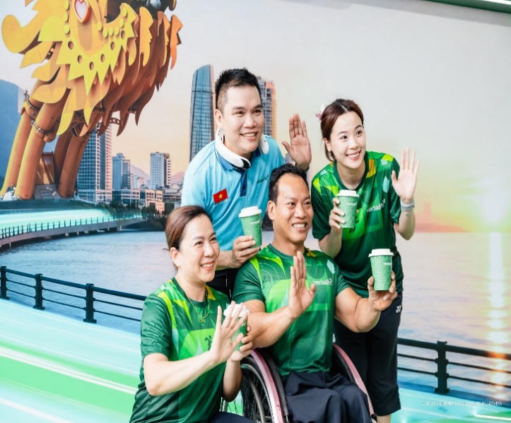VĐV Lê Văn Công, Châu Tuyết Vân & Thùy Linh có mặt tại khu vực Expo của Vnexpress Đà Nẵng International Marathon Herbalife Cup 2026 giao lưu cùng người hâm mộ.