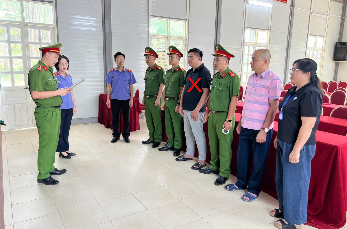 Cơ quan Cảnh sát điều tra Công an tỉnh Sơn La thi hành các Quyết định tố tụng đối với Bùi Văn Hưng (dấu X).