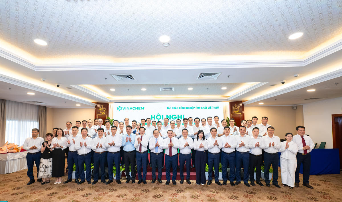 Các đại biểu chụp ảnh lưu niệm sau khi kết thúc hội nghị