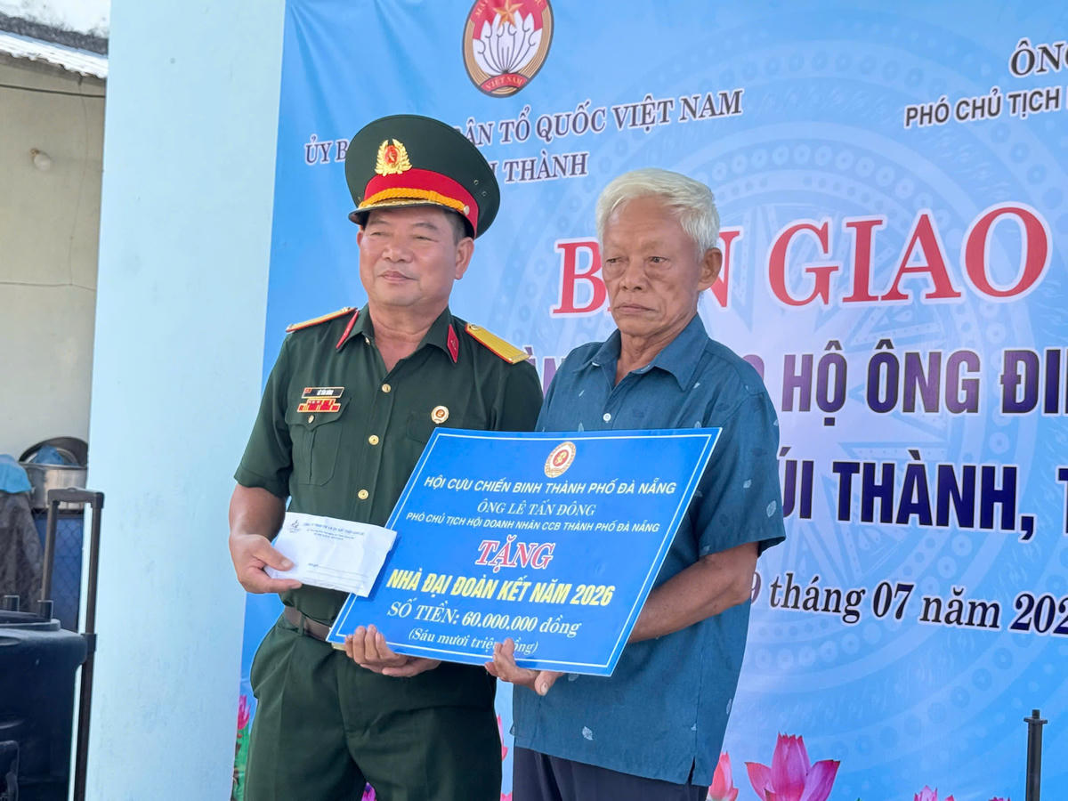 Đơn vị tài trợ trao bảng tượng trưng cho gia đình ông Đinh Tấn Linh. Ảnh: TT.