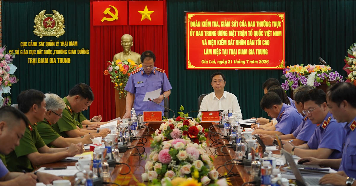 Phó Chủ tịch Ủy ban Trung ương MTTQ Việt Nam Cao Xuân Thạo và Phó Viện trưởng Viện KSND tối cao Trần Hải Quân đồng chủ trì. Ảnh: Đình Sang.