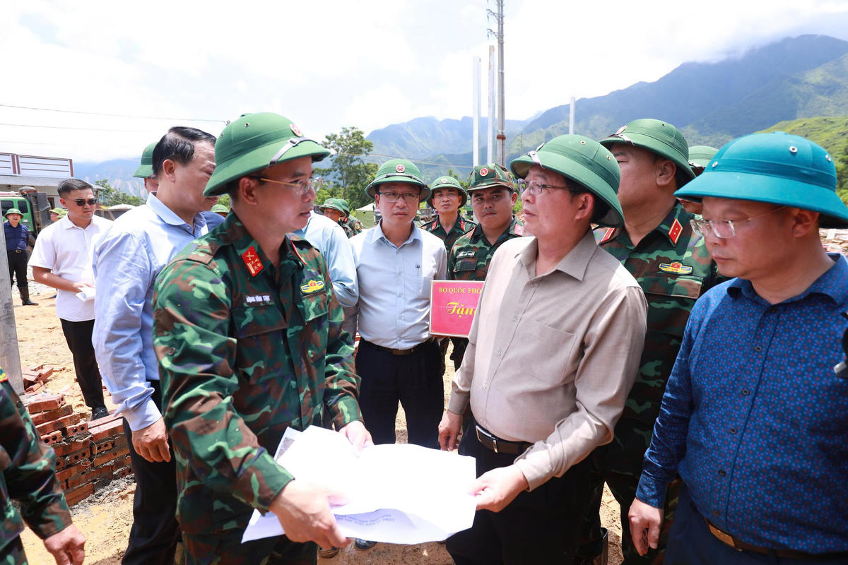 Lãnh đạo Bộ Chỉ huy Quân sự tỉnh Lai Châu báo cáo thực hiện xây dựng nhà tại khu tái định cư cho 24 hộ dân bị mất nhà hoàn toàn. Ảnh: Thanh Tiến.