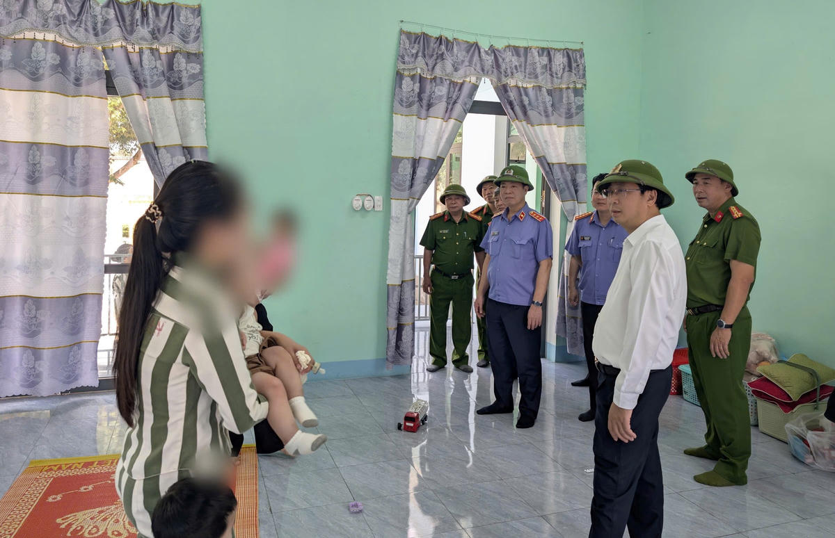 Phó Chủ tịch Ủy ban Trung ương MTTQ Việt Nam Cao Xuân Thạo và Phó Viện trưởng Viện KSND tối cao Trần Hải Quân thăm nhà trẻ của phân trại nữ. Ảnh: Đình Sang.