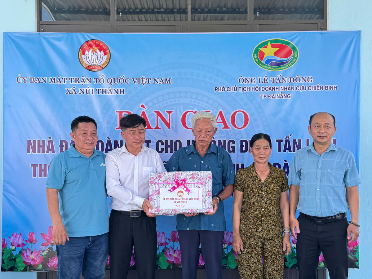 Lãnh đạo Ủy ban MTTQ Việt Nam xã Núi Thành tặng quà cho gia đình ông Đinh Tấn Linh. Ảnh: TT.