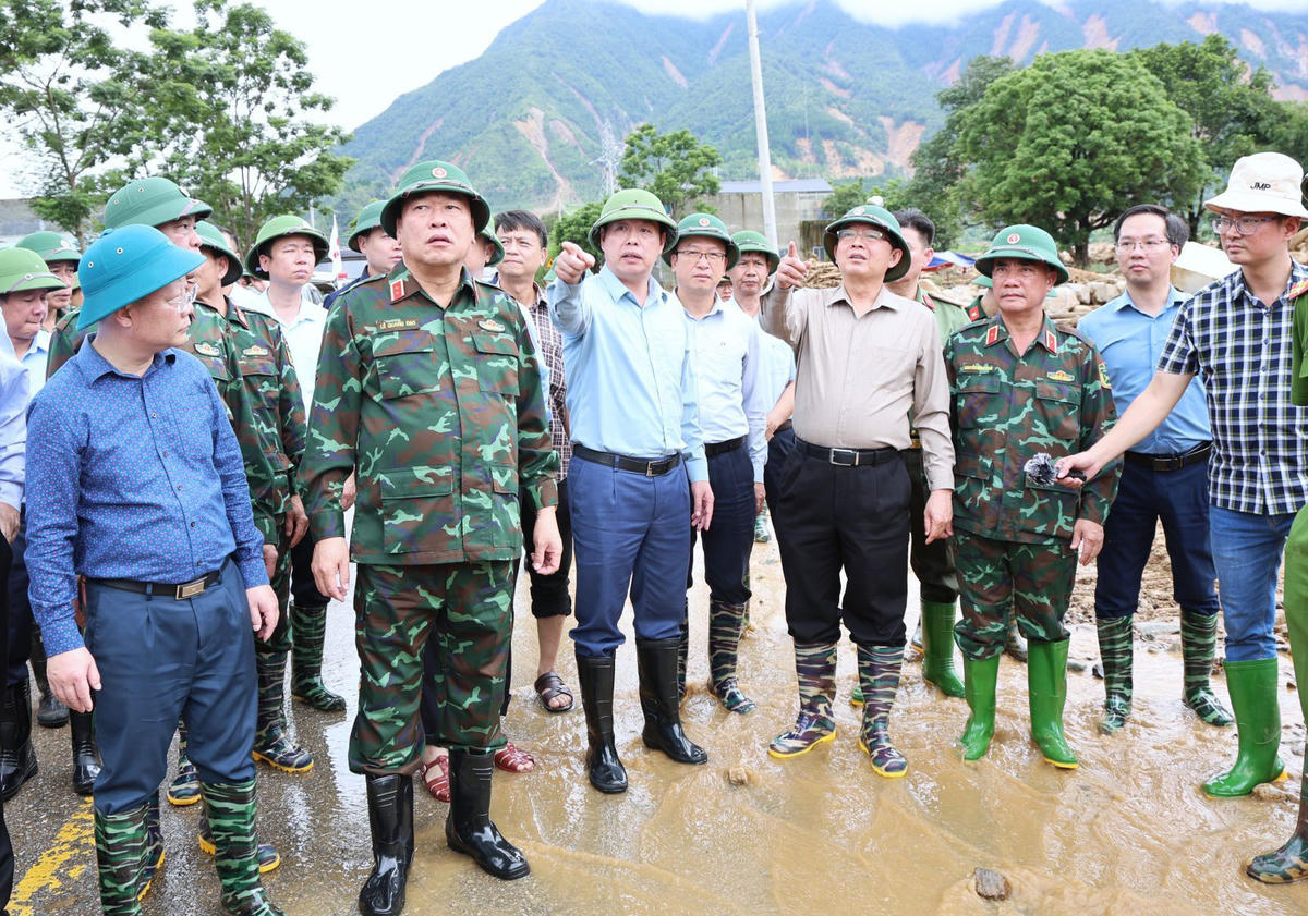 Phó Thủ tướng Hồ Quốc Dũng và Đoàn công tác kiểm tra công tác khắc phục hậu quả mưa lũ tại xã Mường Than. Ảnh: Cổng TTĐT tỉnh Lai Châu.