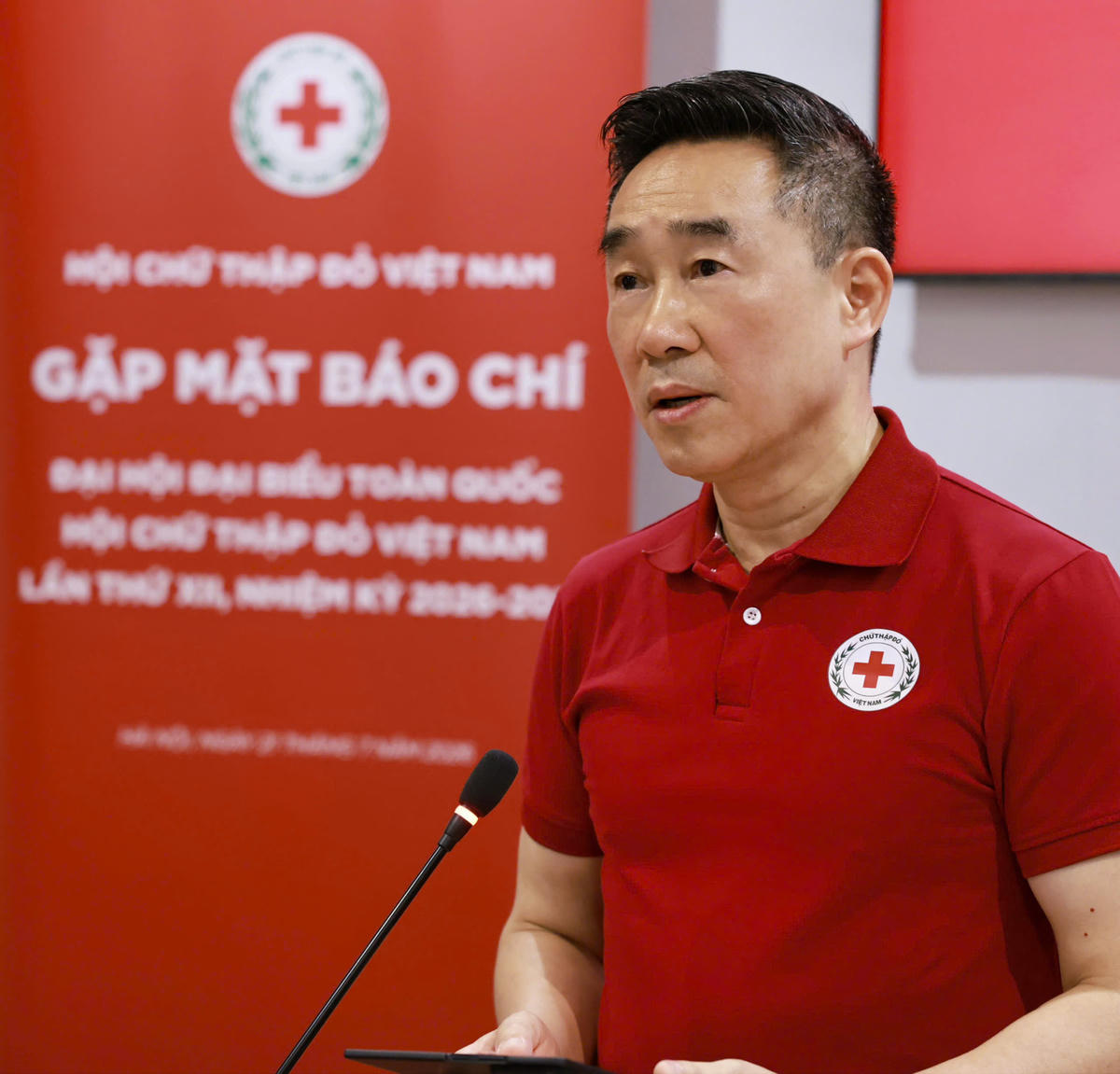 Phó Chủ tịch, Tổng Thư ký Trung ương Hội Chữ thập Đỏ Việt Nam Nguyễn Hải Anh cung cấp thông tin cho báo chí. Ảnh: PV
